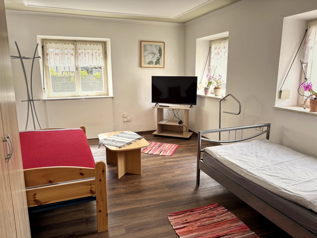 Zimmer Monteurwohnung mit zwei Betten und Fernseher